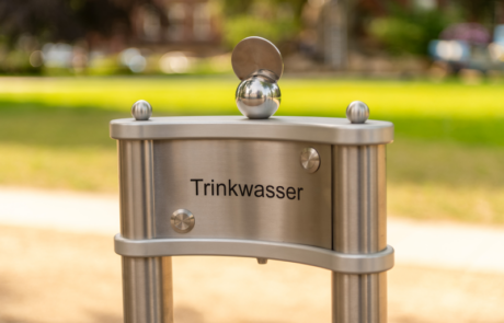 Himberg-Trinkwasserbrunnen La Playa, Mundspüler, Flaschenfüller, Taster und Beschriftung Himberg-Trinkwasserbrunnen La Playa, Mundspüler, Flaschenfüller, Taster und Beschriftung